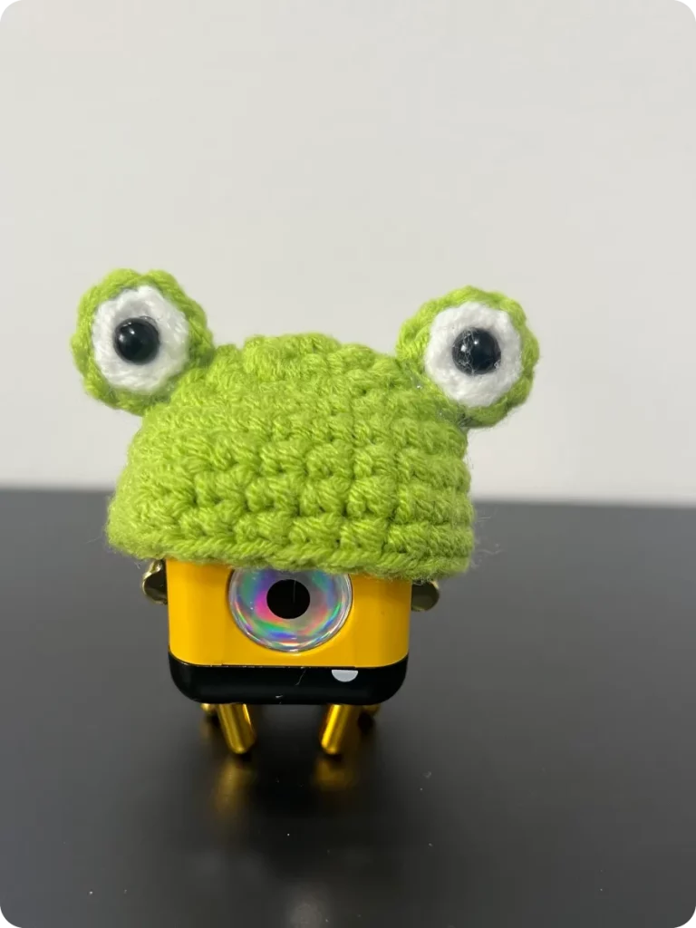 Desktop electronic toy knitted hat
